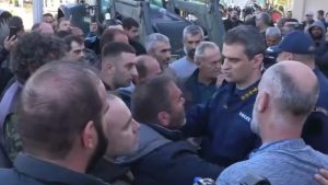 Ένταση στο αεροδρόμιο της Αλεξανδρούπολης μεταξύ αγροτών και αστυνομίας πριν από την επίσκεψη Μητσοτάκη (βίντεο)