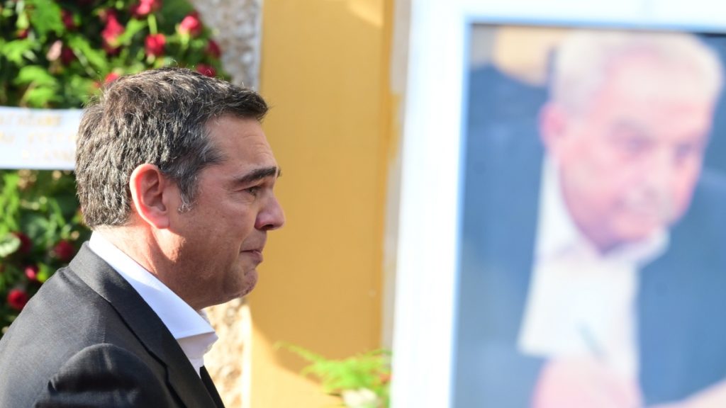 «Σε ευχαριστώ παππού των παιδιών μας» – Λύγισε ο Αλέξης Τσίπρας στον επικήδειο για τον Αλέκο Φλαμπουράρη