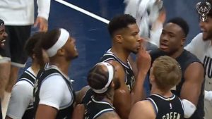 Ο Γιάννης Αντετοκούνμπο “σκότωσε” με buzzer beater τους Πέισερς και έκανε νόημα στους φιλάθλους να σωπάσουν (βίντεο)