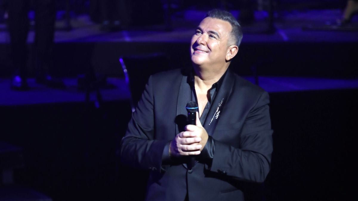 Χαμός στο Δ.Σ. Θεσσαλονίκης για τη συναυλία του Αντώνη Ρέμου στο άναμμα του δέντρου (vid)