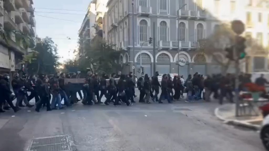 Μέλη της ΑΡΑΣ εμφανίστηκαν στο Πολυτεχνείο μετά τα χθεσινά επεισόδια (βίντεο)