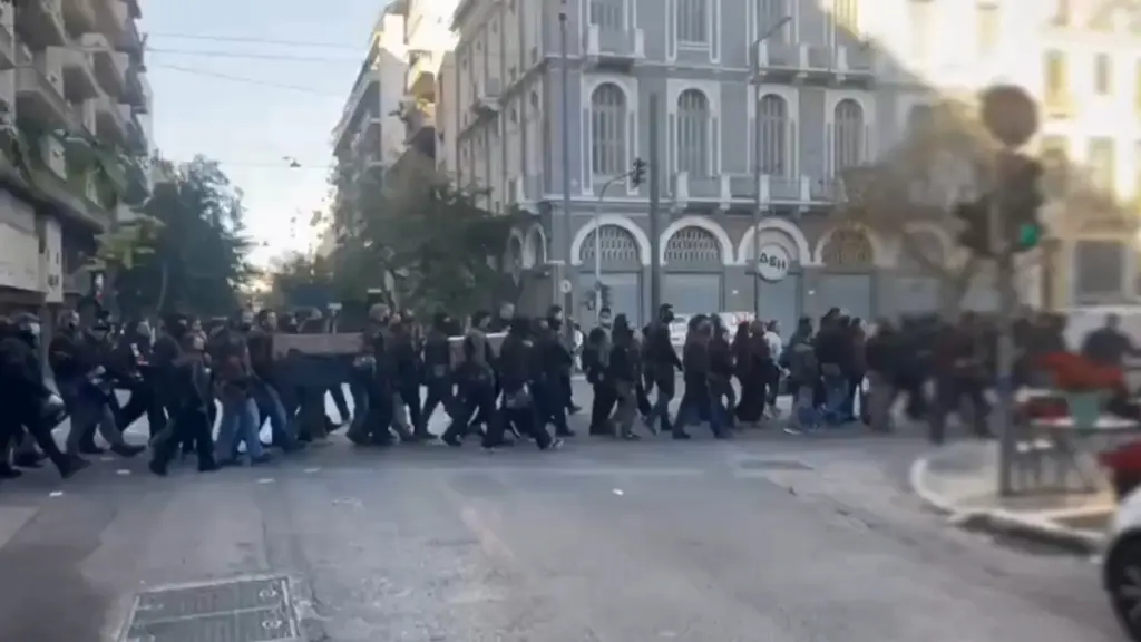 Μέλη της ΑΡΑΣ εμφανίστηκαν στο Πολυτεχνείο μετά τα χθεσινά επεισόδια (βίντεο)