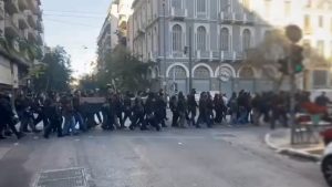 Μέλη της ΑΡΑΣ εμφανίστηκαν στο Πολυτεχνείο μετά τα χθεσινά επεισόδια (βίντεο)