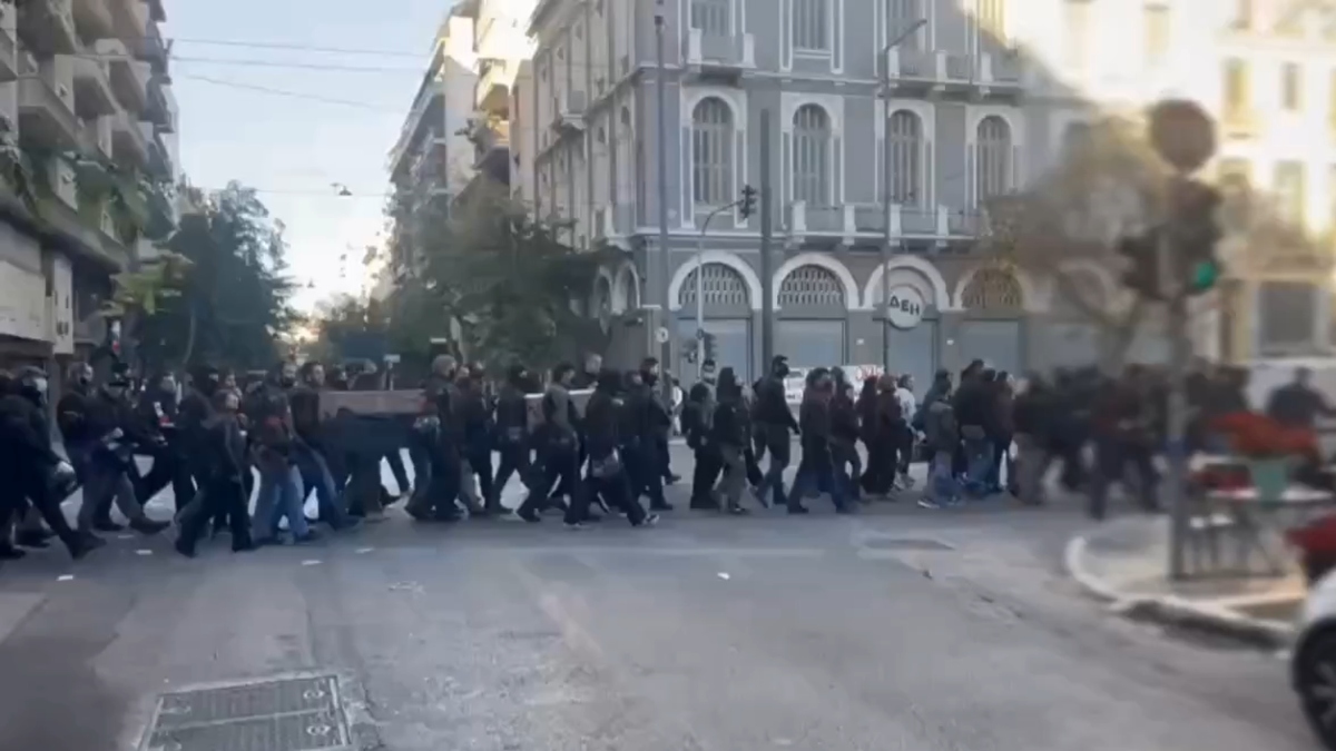 Μέλη της ΑΡΑΣ εμφανίστηκαν στο Πολυτεχνείο μετά τα χθεσινά επεισόδια (βίντεο)