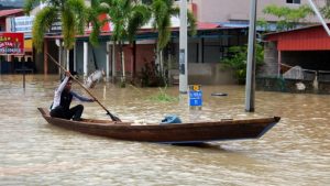Ασία: Ξεπέρασαν τους 350 οι νεκροί από τις πλημμύρες – Εικόνες βιβλικής καταστροφής (Βίντεο)