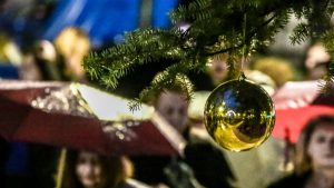 Αθήνα: Αψηφά τη βροχή και γεμίζει το Σύνταγμα για τη φωταγώγηση του δέντρου (Εικόνες)