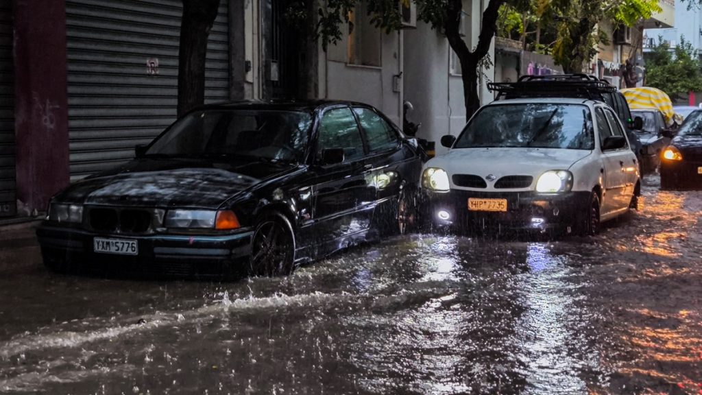 Επελαύνει η κακοκαιρία σε Δυτική Ελλάδα και Αττική: Παρασύρθηκαν δύο άτομα από χειμάρρους, εγκλωβίστηκαν ΙΧ στη Μεσσηνία (εικόνα)