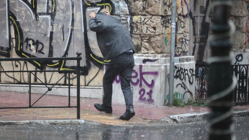 Καιρός: Έκτακτο δελτίο από την ΕΜΥ – Ισχυρές βροχές και καταιγίδες από αύριο, πού θα “χτυπήσουν”