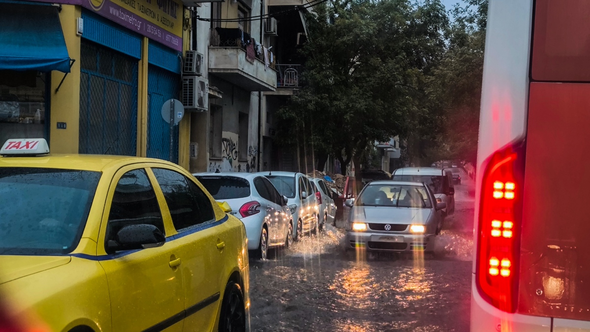 Κακοκαιρία: Άνοιξαν οι ουρανοί, πάνω από 1000 κεραυνοί έπεσαν μέσα σε 2 ώρες στην Αττική – Η ανάρτηση Τσατραφύλλια