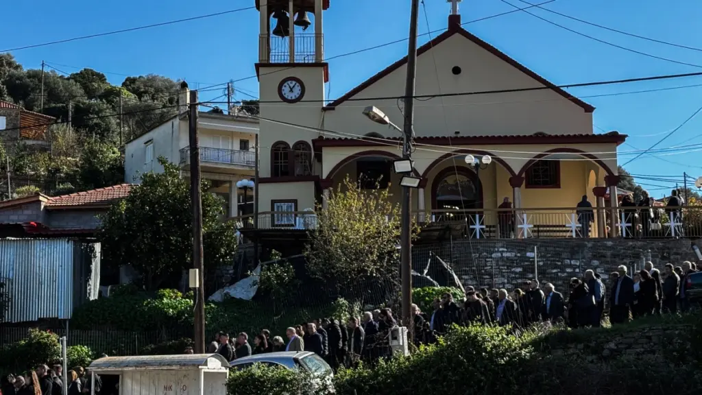 Αχαΐα: Σπαραγμός στην κηδεία του 3χρονου Ανδρέα που σκοτώθηκε πέφτοντας από μάντρα – «Πού είσαι αγάπη μου» φώναζε η μητέρα