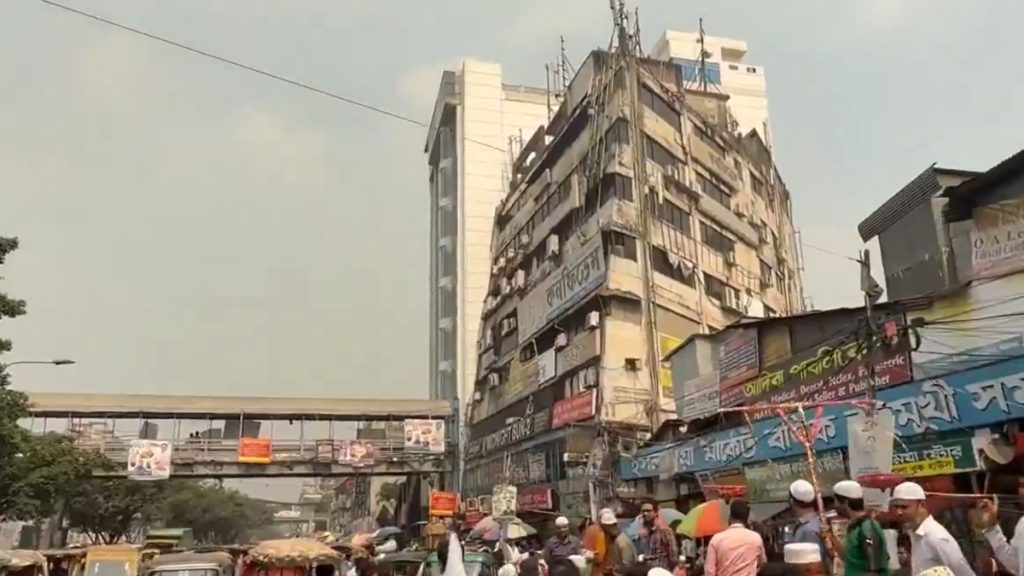 Μπανγκλαντές: Τουλάχιστον τρεις νεκροί από τον σεισμό των 5,5 Ρίχτερ (βίντεο+φωτογραφίες)