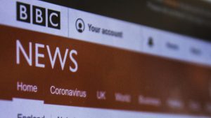 “Θλιβερή ημέρα για το BBC” – Ταραχή μετά την παραίτηση στην ηγεσία για ένα αμφισβητούμενο μοντάζ ομιλίας του Τραμπ