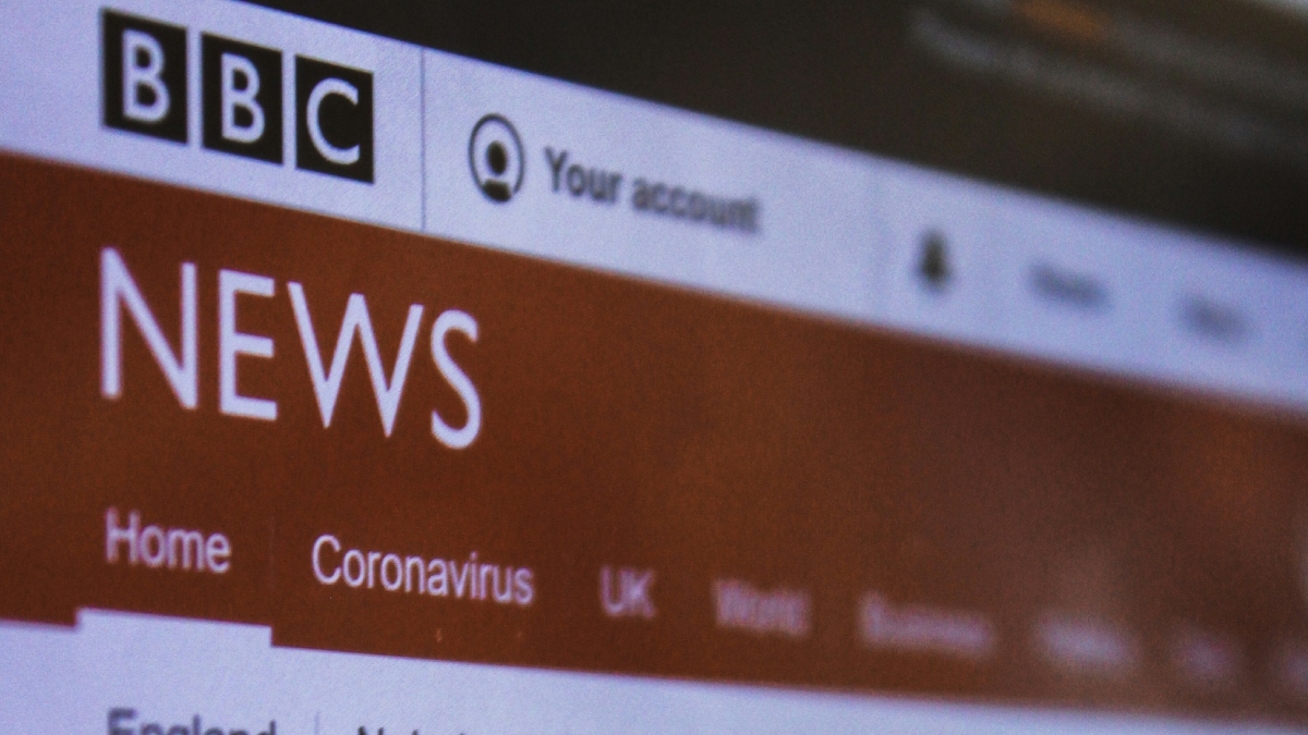 “Θλιβερή ημέρα για το BBC” – Ταραχή μετά την παραίτηση στην ηγεσία για ένα αμφισβητούμενο μοντάζ ομιλίας του Τραμπ