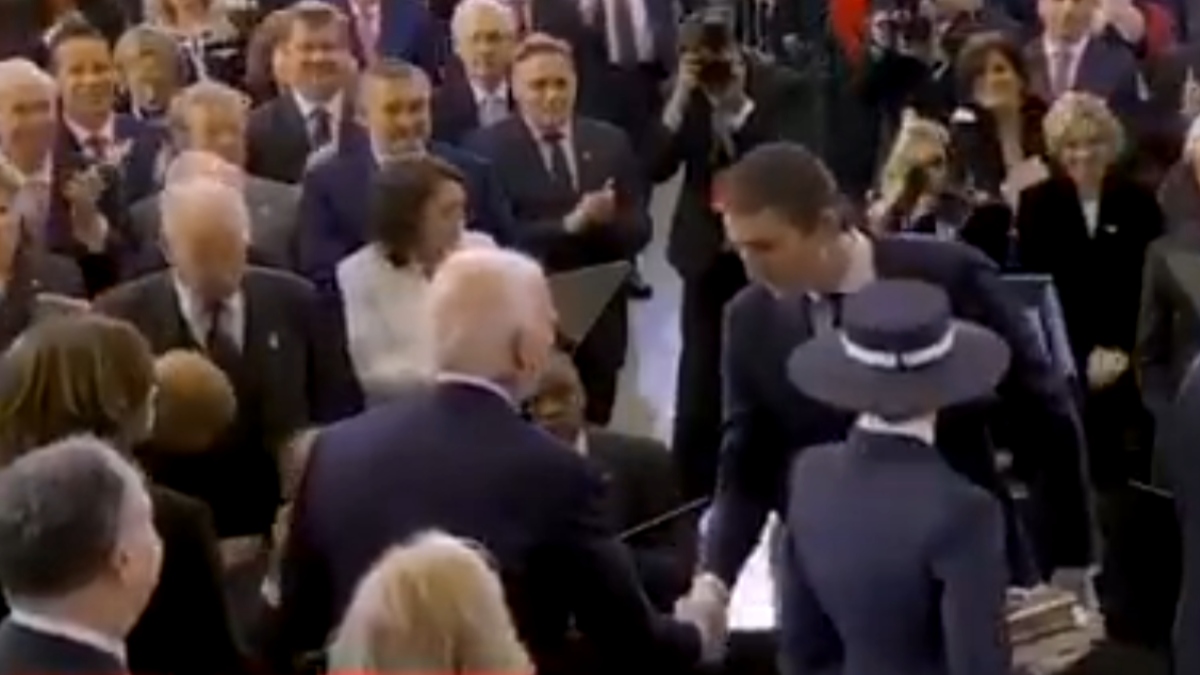 ΗΠΑ: Τι ψιθύρισε ο Μπάρον Τραμπ στον Τζο Μπάιντεν κατά την ορκωμοσία του πατέρα του