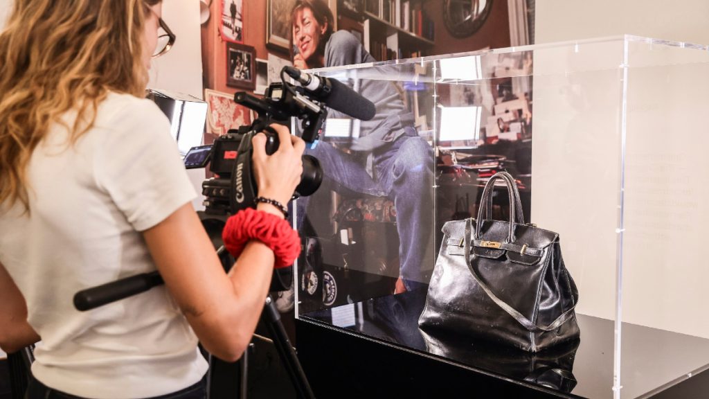 Ιαπωνία: Παρουσιάστηκε η πρωτότυπη τσάντα Birkin μετά την αγορά της έναντι 8,6 εκατ. ευρώ (vid)