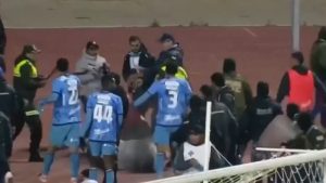 Βολιβία: Χαμός σε αγώνα ποδοσφαίρου – Αποβλήθηκαν 17 παίκτες, παρενέβη η αστυνομία (βίντεο)