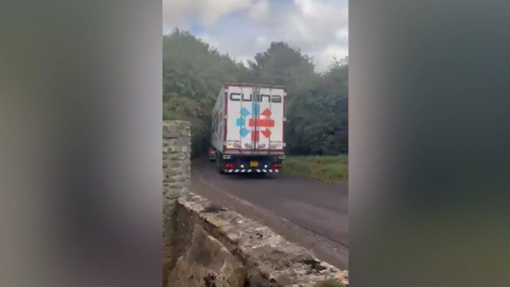 Βρετανικό χωριό γέμισε με φορτηγά έπειτα από λάθος του Google Maps – Ζημιές σε γέφυρες και σπίτια (βίντεο)