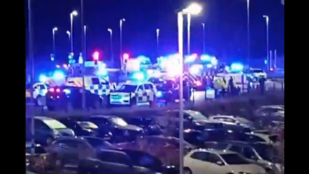 Βρετανία: Σε σοβαρή κατάσταση 9 τραυματίες μετά από την επίθεση με μαχαίρι σε τρένο – Κρυβόντουσαν στις τουαλέτες για να γλυτώσουν