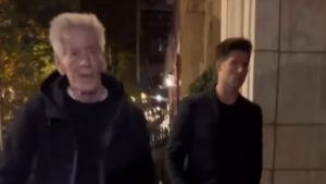 Calvin Klein: Ανησυχία για τον 83χρονο – Σκόνταψε και παραπάτησε μπροστά στον καλλονό 36χρονο σύντροφό του