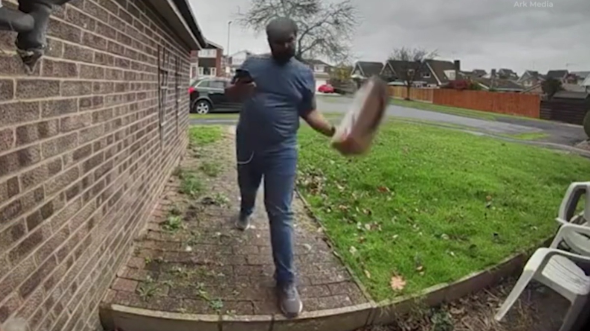 Κούριερ της Amazon πετάει με δύναμη στο έδαφος το χριστουγεννιάτικο δώρο παιδιού (βίντεο)