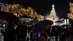 Καιρός αύριο: Μικρή πτώση θερμοκρασίας με τοπικές βροχές, καταιγίδες και χιόνια