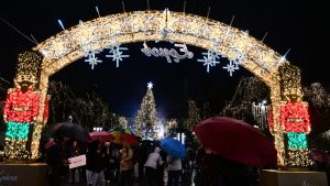 Αθήνα: Άναψε το εντυπωσιακό 19μετρο χριστουγεννιάτικο δέντρο στο Σύνταγμα