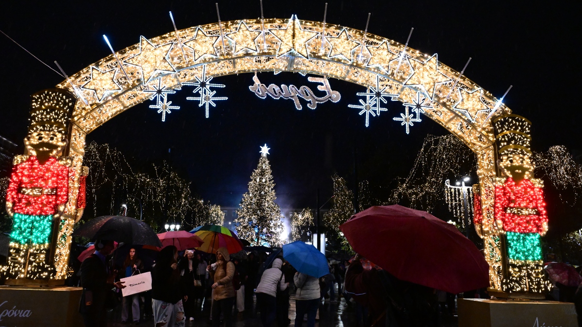 Αθήνα: Άναψε το εντυπωσιακό 19μετρο χριστουγεννιάτικο δέντρο στο Σύνταγμα
