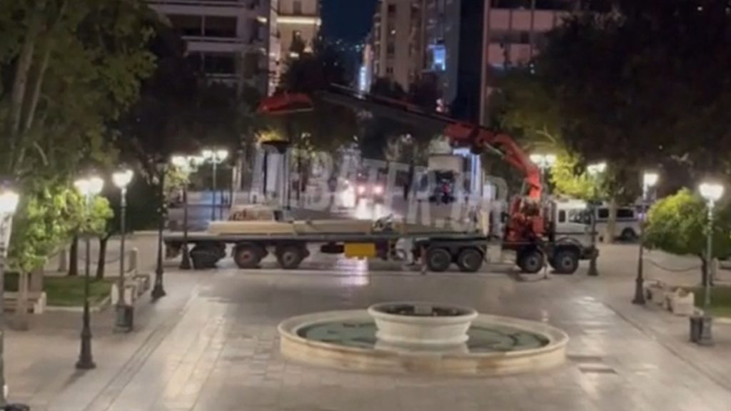 Έφτασε στην Αθήνα το χριστουγεννιάτικο δέντρο – Ξεκίνησε η φωταγώγηση των δρόμων (βίντεο)