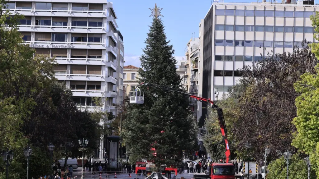 Όλα έτοιμα για την φωταγώγηση του χριστουγεννιάτικου δέντρου σήμερα στην πλατεία Συντάγματος (βίντεο)