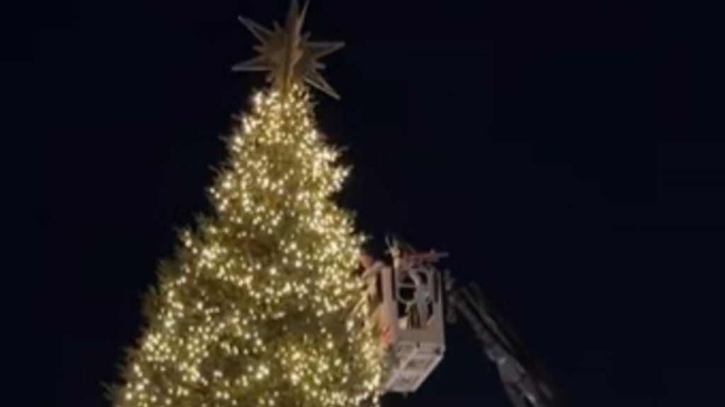 Οι ετοιμασίες για την φωταγώγηση του χριστουγεννιάτικου δέντρου στο Σύνταγμα (βίντεο)