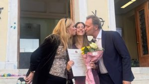 Δημήτρης Οικονόμου: Περήφανος πατέρας στην ορκωμοσία της κόρης του που αποφοίτησε με άριστα (pics)