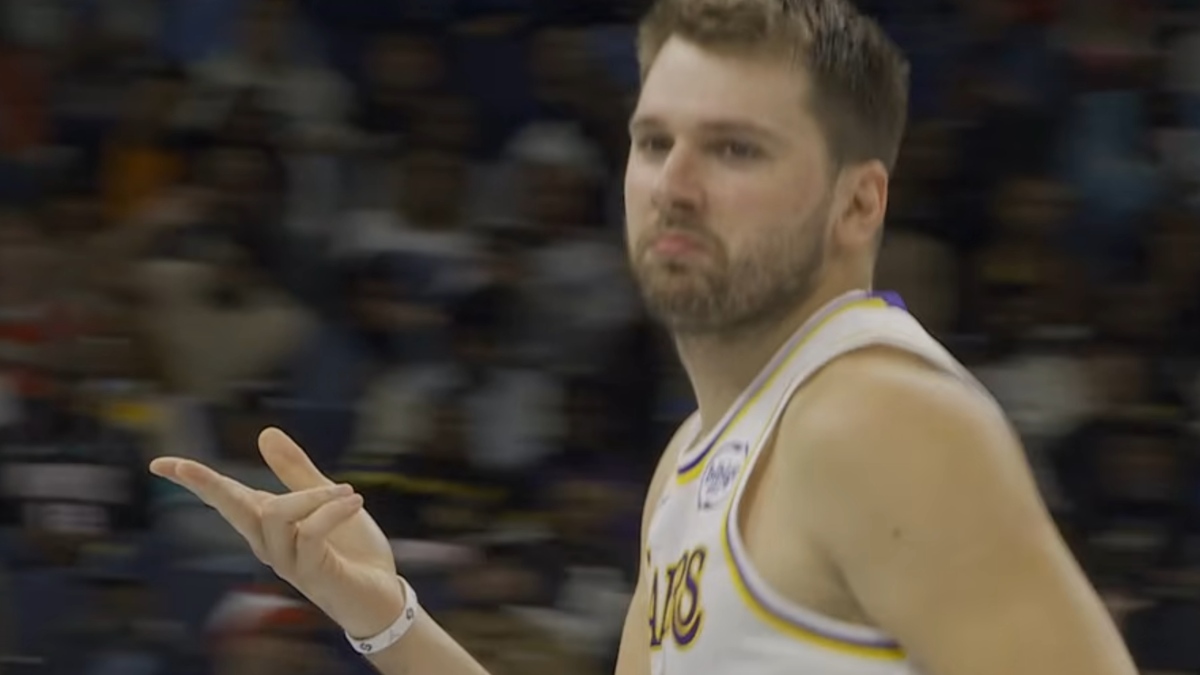 NBA: Επέστρεψε με 40αρα ο Ντόντσιτς – “Ξέρανε” στην εκπνοή του Πέλικανς ο Λέοναρντ, νίκη-θρίλερ των Μπλέιζερς στο Ντένβερ (βίντεο)