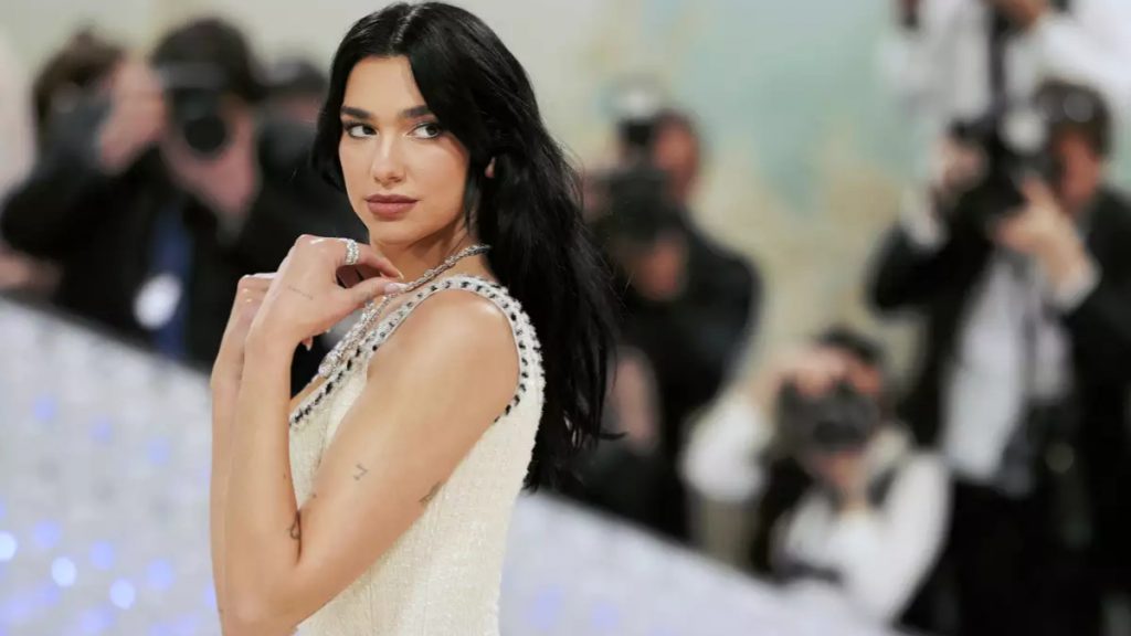 Ντούα Λίπα: Αναστάτωσε τη Βραζιλία με το μικροσκοπικό μπικίνι της – Οι viral φωτογραφίες της