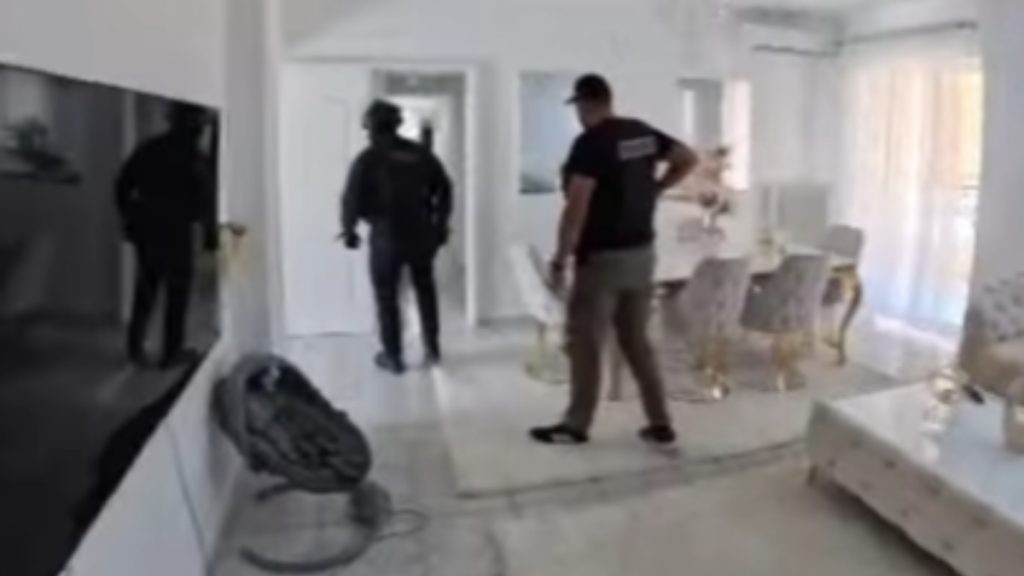 Η έφοδος της ΕΛΑΣ στο “άντρο” της σπείρας που εξαπατούσε πολίτες – Στις 44 έφτασαν οι συλλήψεις, νέο βίντεο