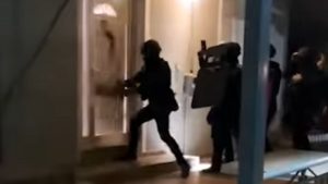 Σπείρα Ρομά που διέπραττε απάτες: Βίντεο ντοκουμέντο από την έφοδο της αστυνομίας σε σπίτι