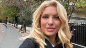 Ελένη Μενεγάκη: Οι χαλαρές στιγμές στο σπίτι της –  Με πετσέτα στα μαλλιά και έναν καφέ στο χέρι (pics)