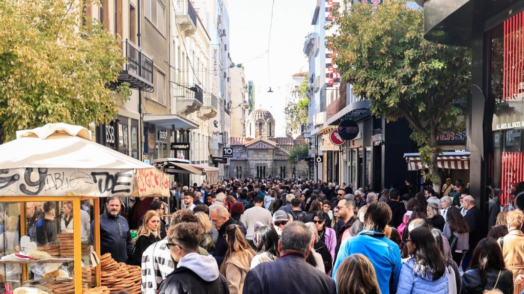 Ερμού: «Βούλιαξε» από κόσμο που κατέβηκαν για τα ψώνια τους – Μέχρι ποια ώρα θα είναι ανοιχτά τα καταστήματα (Εικόνες)