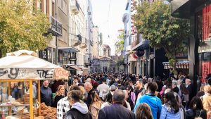 Ερμού: «Βούλιαξε» από κόσμο που κάνει τα ψώνια του – Τι ώρα κατεβάζουν ρολά τα καταστήματα (Εικόνες)