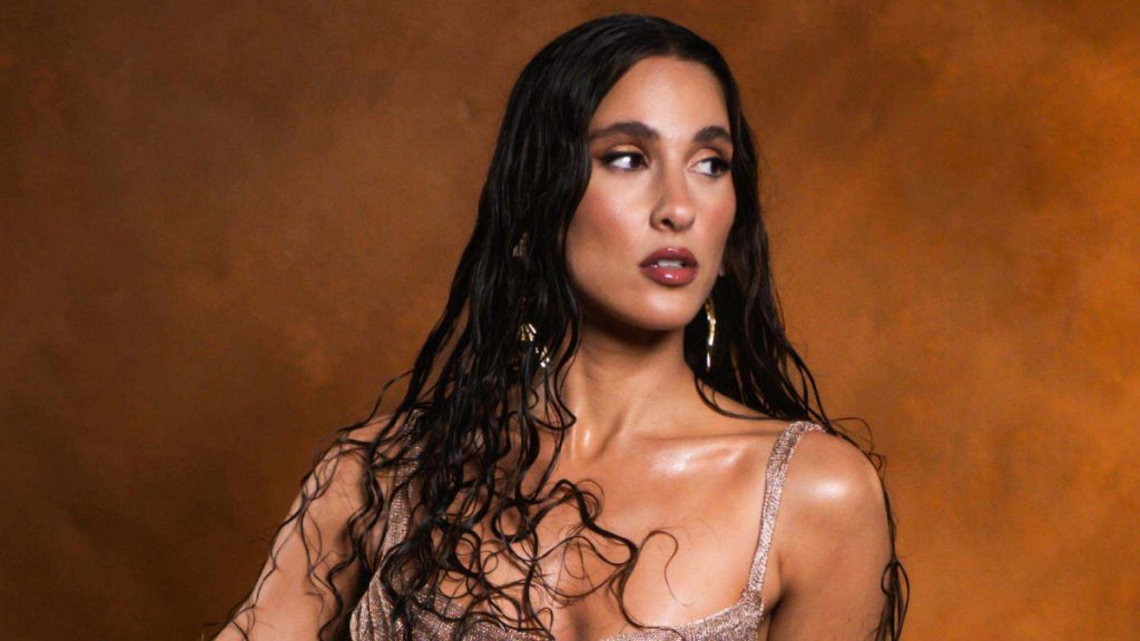 Evangelia: Χορεύει ζεϊμπέκικο με έναν σύγχρονο τρόπο στο νέο τραγούδι της – Δείτε το music video