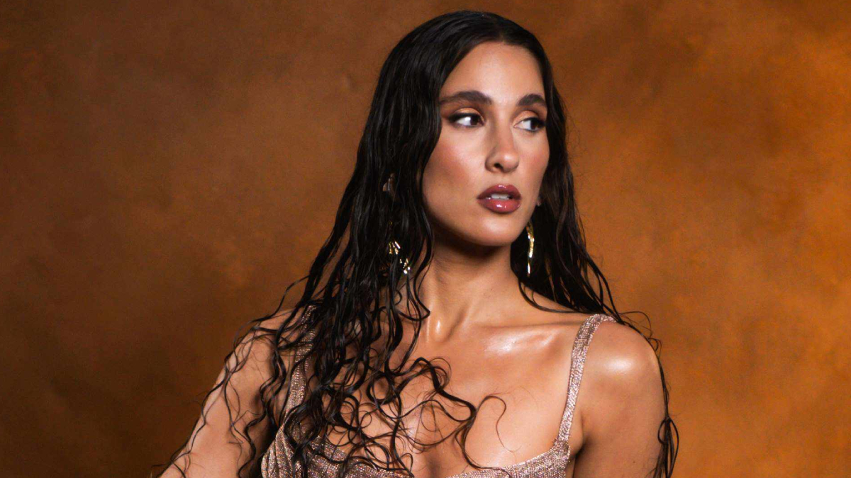 Evangelia: Χορεύει ζεϊμπέκικο με έναν σύγχρονο τρόπο στο νέο τραγούδι της – Δείτε το music video