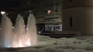 Έβρος: Η πλατεία του Φάρου γέμισε μπουρμπουλήθρες – Δείτε τι ακριβώς συνέβη (vid)