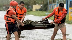 Δύο νεκροί στις Φιλιππίνες από τον υπερτυφώνα Φουνγκ-γουόνγκ: Σχεδόν ένα εκατομμύριο άνθρωποι απομακρύνθηκαν από τα σπίτια τους  (Βίντεο)
