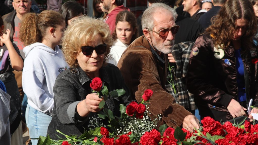 Μάγδα Φύσσα: Έδωσε το παρών στο Πολυτεχνείο και άφησε λουλούδια στο Μνημείο