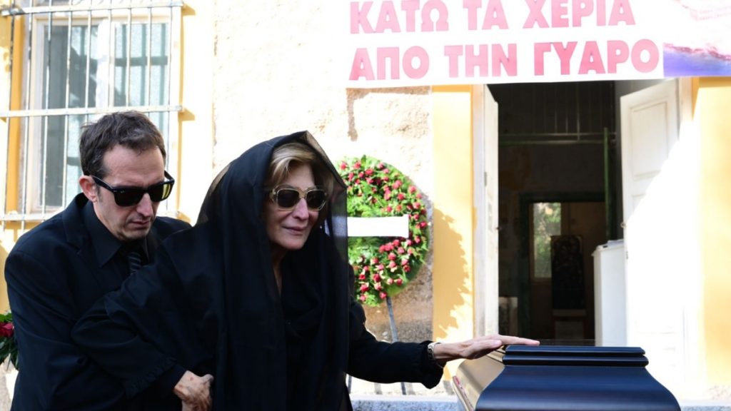 Αλέκος Φλαμπουράρης: Συγκίνηση στο τελευταίο αντίο, ράκος η σύζυγός του (Φωτογραφίες)