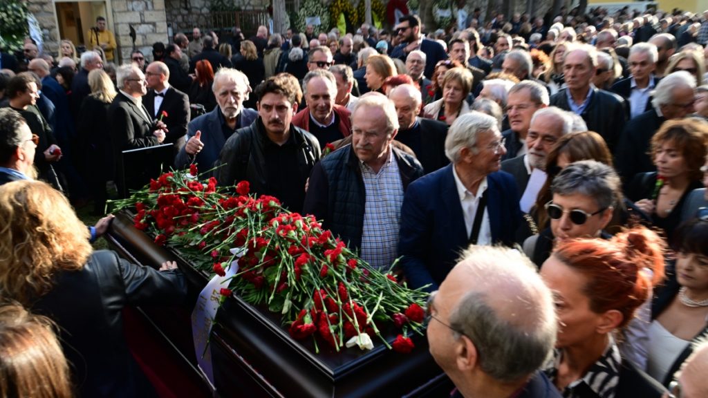 Αλέκος Φλαμπουράρης: Συγκίνηση στο τελευταίο αντίο, ράκος η σύζυγός του (Φωτογραφίες)