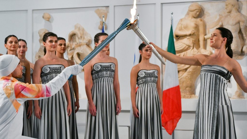 Στο Αρχαιολογικό Μουσείο της Αρχαίας Ολυμπίας η αφή της Ολυμπιακής Φλόγας – Ξεκίνησε το ταξίδι για το Μιλάνο