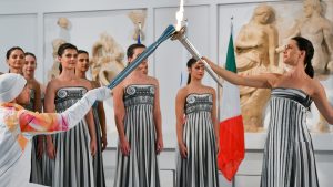 Στο Αρχαιολογικό Μουσείο της Αρχαίας Ολυμπίας η αφή της Ολυμπιακής Φλόγας – Ξεκίνησε το ταξίδι για το Μιλάνο