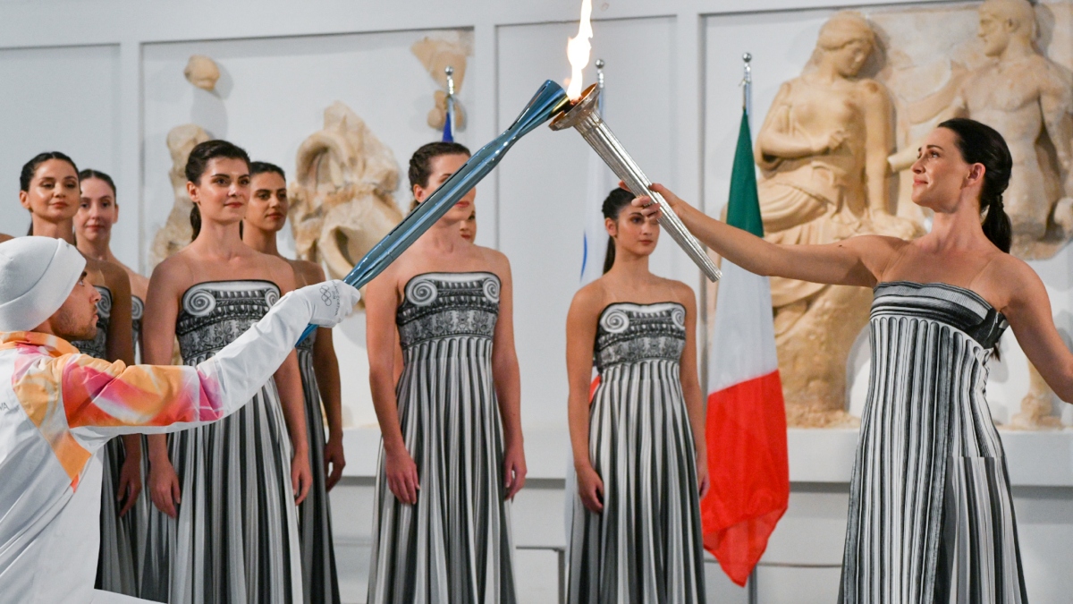 Στο Αρχαιολογικό Μουσείο της Αρχαίας Ολυμπίας η αφή της Ολυμπιακής Φλόγας – Ξεκίνησε το ταξίδι για το Μιλάνο