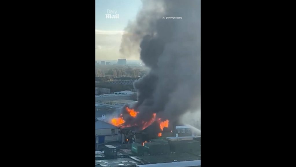 Μεγάλη φωτιά σε εμπορικό πάρκο στο Λονδίνο – Ακούγονται εκρήξεις μέσα από το συγκρότημα (βίντεο+φωτογραφίες)