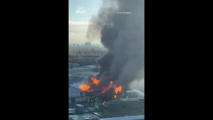 Μεγάλη φωτιά σε εμπορικό πάρκο στο Λονδίνο – Ακούγονται εκρήξεις μέσα από το συγκρότημα (βίντεο+φωτογραφίες)